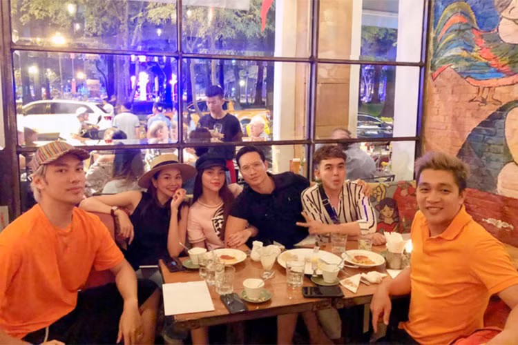 Nam thiết kế thường xuyên có mặt trong các buổi hội họp bạn bè của Hà Hồ. Ảnh: FBNV