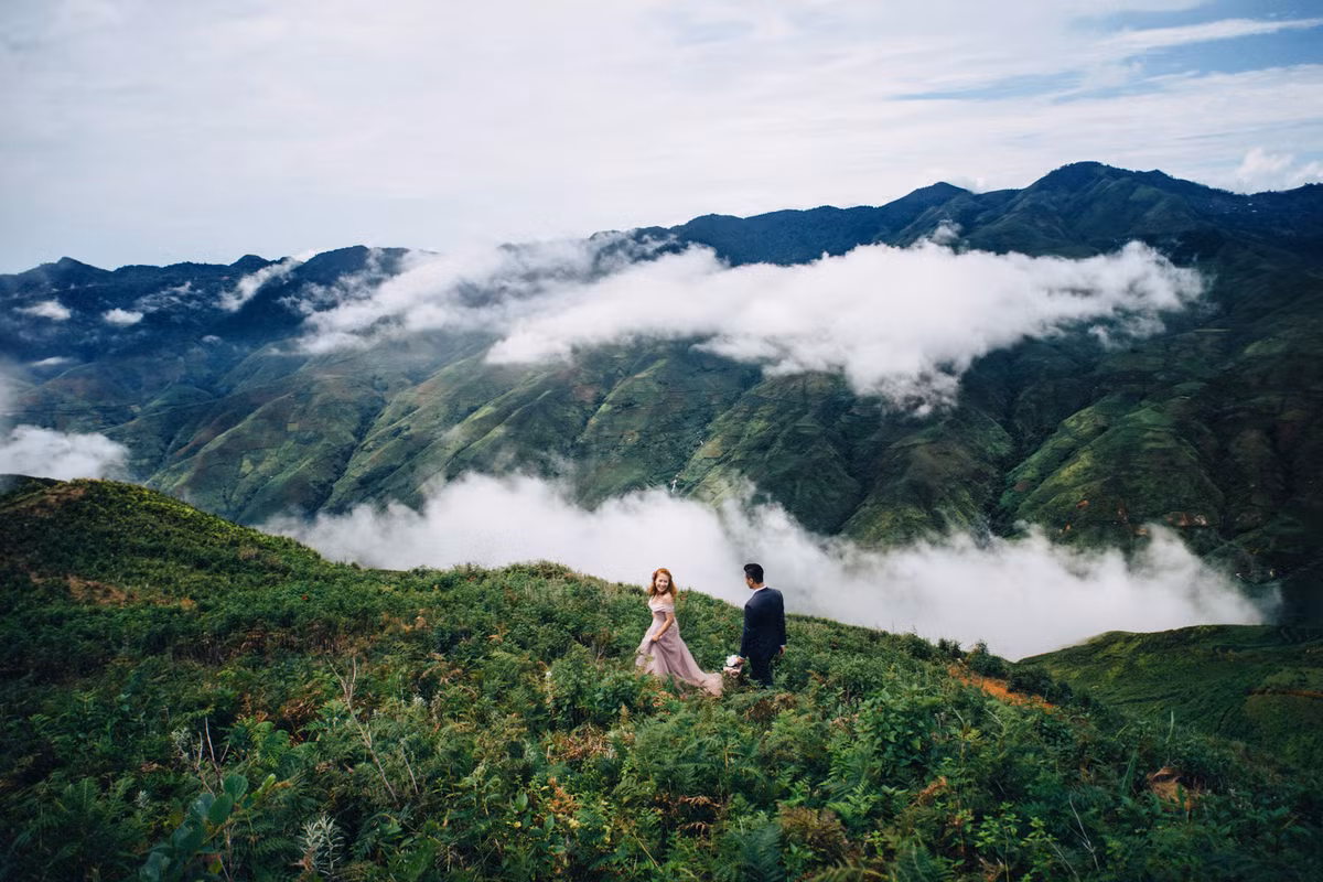 Khoảnh khắc tuyệt đẹp, siêu lãng mạn của cặp đôi mê phượt giữa lưng chừng trời đất. Ảnh trong bài: Hải Lê Cao.