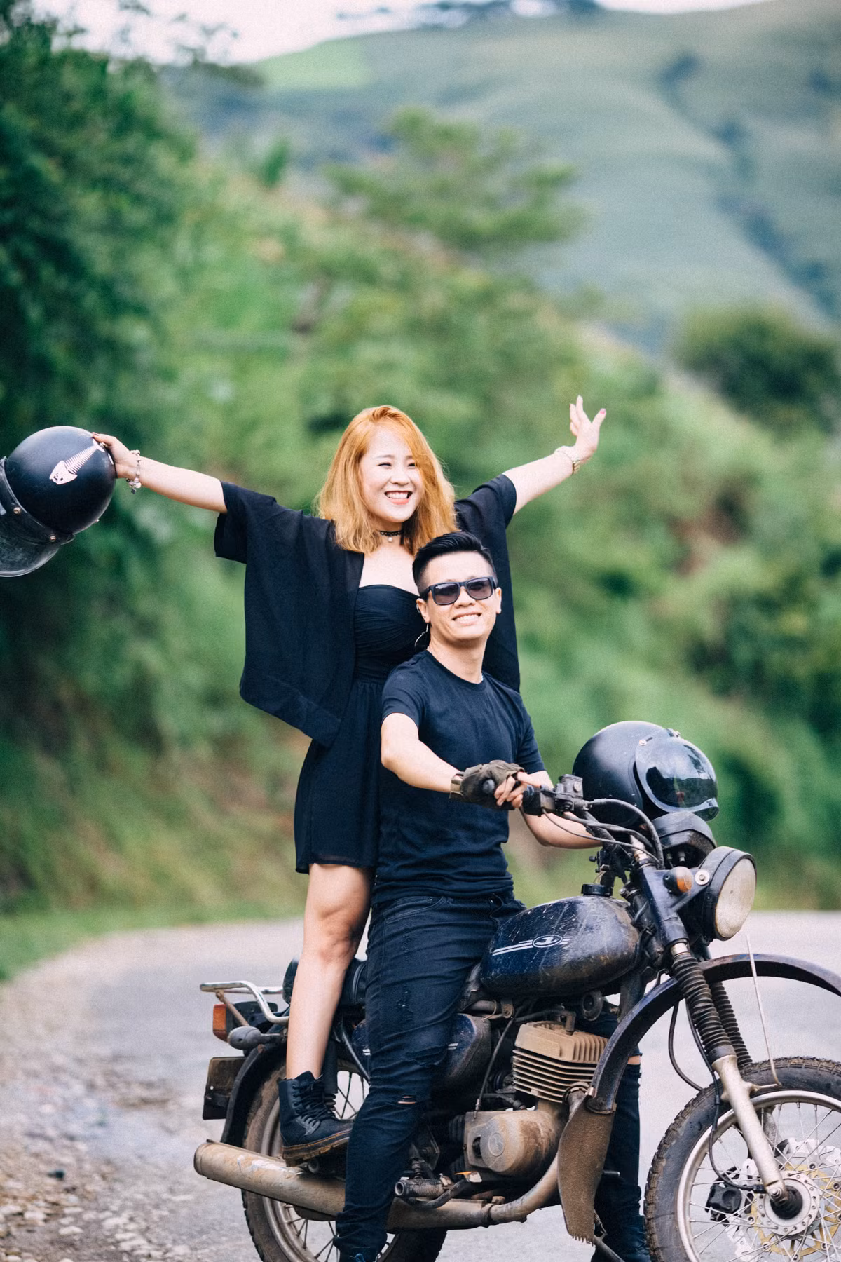 “Sống Khủng long” hay “Sống lưng Khủng long” là tên gọi do các phượt thủ tự đặt cho một dãy núi mấp mô, hiểm trở ở nằm cách trung tâm xã Háng Đồng, tỉnh Sơn La chừng 5km. Địa hình nơi đây được cấu thành với thế tựa lưng vào dãy nguyên sinh Tà Xùa tiếp giáp Yên Bái, phía trước mặt thung lũng sâu hàng trăm mét hướng về thị trấn Bắc Yên.