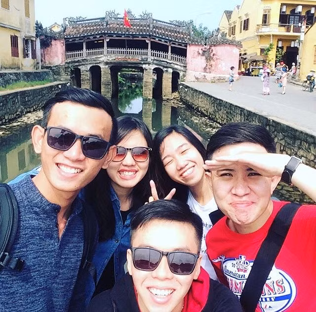 Ngoài ra, một số bạn trẻ có am hiểu về kiến trúc, xây dựng cũng đưa ra các bình luận trên nhiều trang báo mạng nổi tiếng để đóng góp về cách xây dựng, tu sửa Chùa Cầu. Mục đích cuối cùng của các cá nhân này hướng tới đó là vừa bảo vệ, chống xuống cấp cho di tích lịch sử Chùa Cầu, vừa không làm mất đi nét cổ kính, nguyên bản ở đây đã gây ấn tượng với tất cả mọi người từ rất nhiều năm nay.