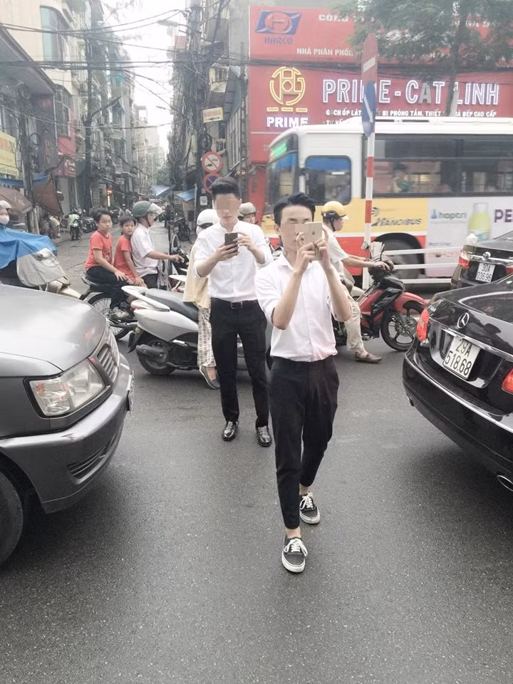 Để ý nhiều người đi xe máy ngang qua, không ít trong đó nhìn theo hai chàng trai này và khuôn mặt lộ rõ vẻ ngạc nhiên hoặc khó chịu. Tỏ ra vô cùng say sưa với việc dò đường, bắt Pokemon trên phố, hai chàng trai này như hai kẻ vô hồn, vô thức, vật vờ trên đường mà không màng đến việc đang trở thành tâm điểm điểm của những ánh mắt soi mói, những lời nhận xét, chỉ trích thậm tệ.