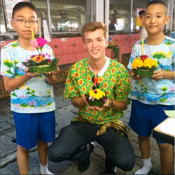 Thầy giáo luôn được học sinh yêu quý và dành nhiều lời ca ngợi, với tấm lòng yêu nghề đáng quý, hy vọng trong thời gian sắp tới thầy giáo điển trai có thể giúp nhiều trẻ em hơn nước yêu thích môn tiếng Anh.