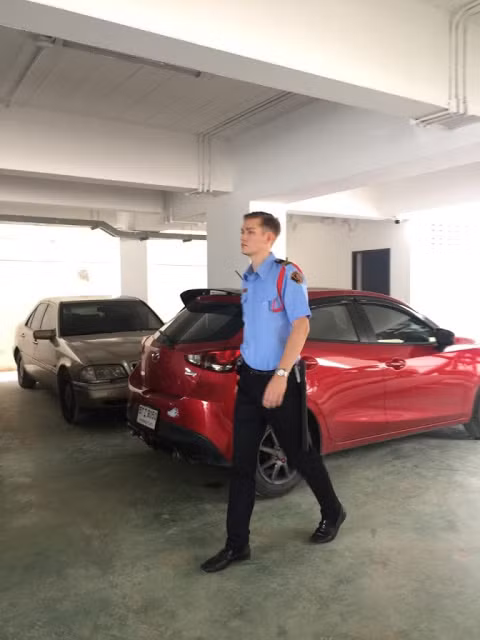 Với vóc dáng cao ráo, gương mặt nam tính và mái tóc màu vàng hung, chàng bảo vệ Tây đang làm hàng triệu chị em thao thức, ngày đêm mong nhớ. Sau vài ngày tìm hiểu, danh tính của mỹ nam bảo vệ cuối cũng đã được lộ diện, được biết chàng trai này là giáo viên dạy tiếng Anh tại Thái.