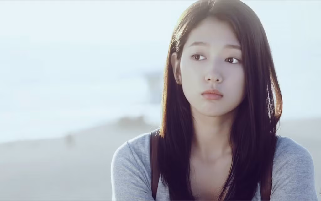 Park Shin Hye, sinh năm 1990 là một trong số những nữ diễn viên nổi tiếng và được yêu thích nhất Hàn Quốc hiện nay. Tuổi đời còn rất trẻ nhưng từ khi mới vào nghề Park Shin Hye đã ghi dấu ấn trong giới chuyên môn và trong lòng khán giả nhiều quốc gia châu Á bằng những vai diễn xuất sắc trong các bộ phim nổi tiếng.