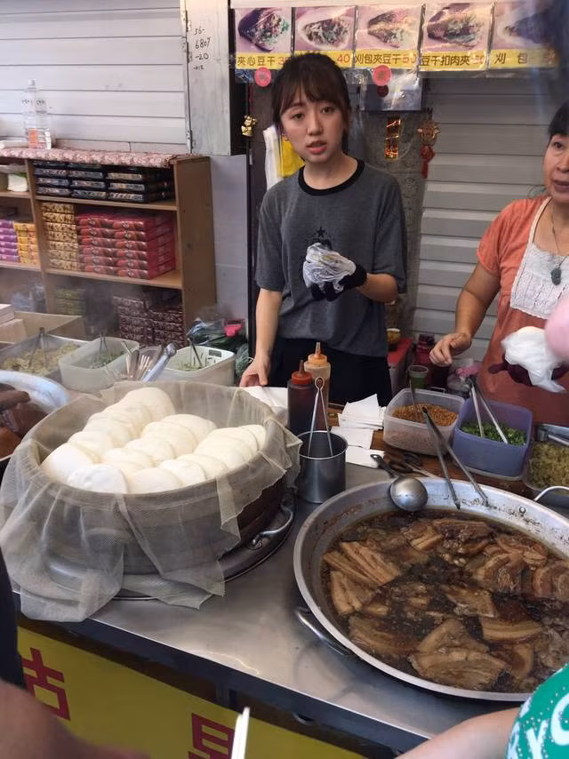 Mới đây, cư dân mạng Trung Quốc đã xôn xao, bàn tán không ngừng khi một nam thanh niên đăng bức ảnh anh chụp được trên đường phố Thượng Hải và mô tả rằng nữ diễn viên Park Shin Hye xuất hiện tại một quầy bán bánh bao. Sau khi kiểm chứng, dân mạng phát hiện ra, đây chỉ là một cô gái người Trung Quốc có khuôn mặt rất giống với nữ diễn viên Hàn Quốc Park Shin Hye mà thôi.