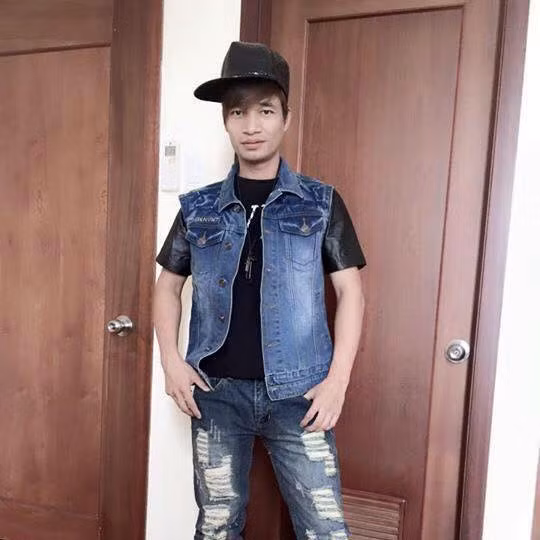 Được biết sau khi loay hoay làm đủ nghề để kiếm sống, từ mở công ty truyền thông, bán bún chả, đóng clip, phim ngắn, về quê trồng ổi... "ca sĩ Lệ Rơi" - Nguyễn Đức Hậu vẫn chưa có được cuộc sống, thu nhập ổn định. Gần đây nhất, dân mạng phát hiện chàng trai quê Hải Dương - hiện tượng mạng một thời đã trở lại Hà Nội, chuyển sang nghề kinh doanh laptop ở khu vực quận Hoàng Mai.