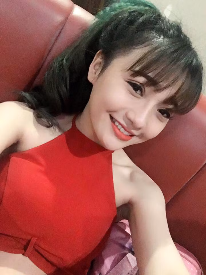 Đọc những dòng bình luận, câu hỏi này, nhiều người tinh ý có thể hiểu ngay rằng những dân mạng đó đang có ý cho rằng Lê Thị Lan làm nghề không đứng đắn, thậm chí đi bán dâm để có tiền làm phẫu thuật thẩm mỹ, thay đổi cách ăn mặc và cuộc sống của mình. Trước những ý kiến đó, Lê Thị Lan cho biết cảm thấy buồn, bức xúc và sau cùng cũng phải lên tiếng nói rõ hơn về quá trình thay đổi của mình, nhằm tránh những điều tiếng, những lời đồn đại không hay "từ trên trời rơi xuống".