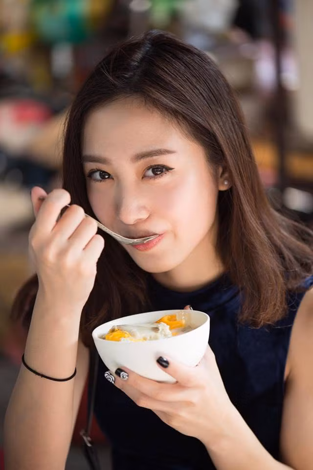 Thưởng thức nhiều món quà vặt quen thuộc ở Sài Gòn như trà sữa, trà đào, chè Campuchia, xoài lắc, bánh tráng trộn, bánh mì nướng cay... Jun Vũ không chỉ khiến các fan ngẩn ngơ bởi những cử chỉ tự nhiên nhưng hết sức dễ thương của mình mà còn kích thích, khiến vô số bạn trẻ "chảy nước miếng" khi khoe các món ăn vừa đẹp mắt, vừa rất ngon miệng.
