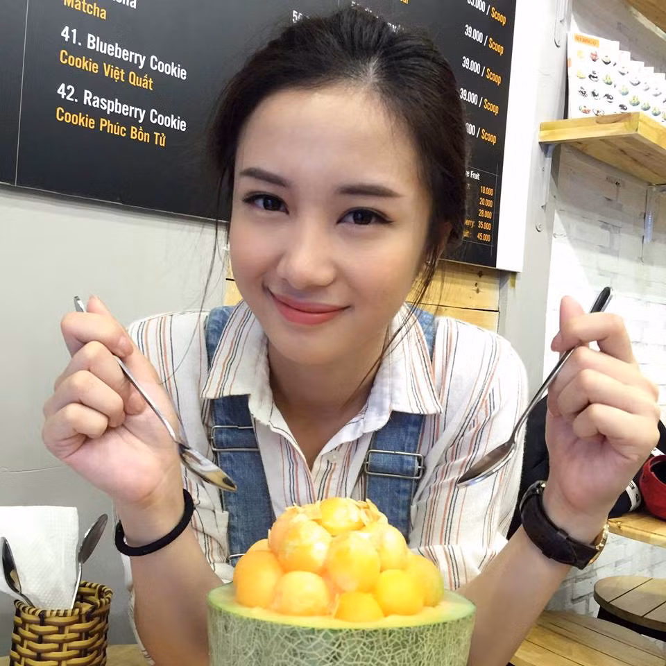 Được biết, Jun Vũ sinh ra tại Hà Nội nhưng đến năm 15 tuổi, cô theo gia đình sang Thái Lan định cư. Có vẻ độ trong sáng, giản dị nhưng đầy cuốn hút, từ ngày mới xuất hiện, Jun Vũ còn được gán với biệt danh "cô gái trà sữa".