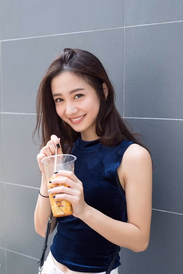 Đang sinh sống và làm việc chính ở Thái Lan và hoạt động như một diễn viên người mẫu, nhưng thỉnh thoảng, Jun Vũ cũng trở về Việt Nam để thực hiện một số dự án nghệ thuật. Mới đây, hot girl gốc Việt vừa khoe bộ ảnh được thực hiện trên đường phố Sài Gòn với hoạt động chính là thưởng thức những món quà vặt siêu hấp dẫn và hết sức quen thuộc với giới trẻ ở thành phố mang tên Bác.