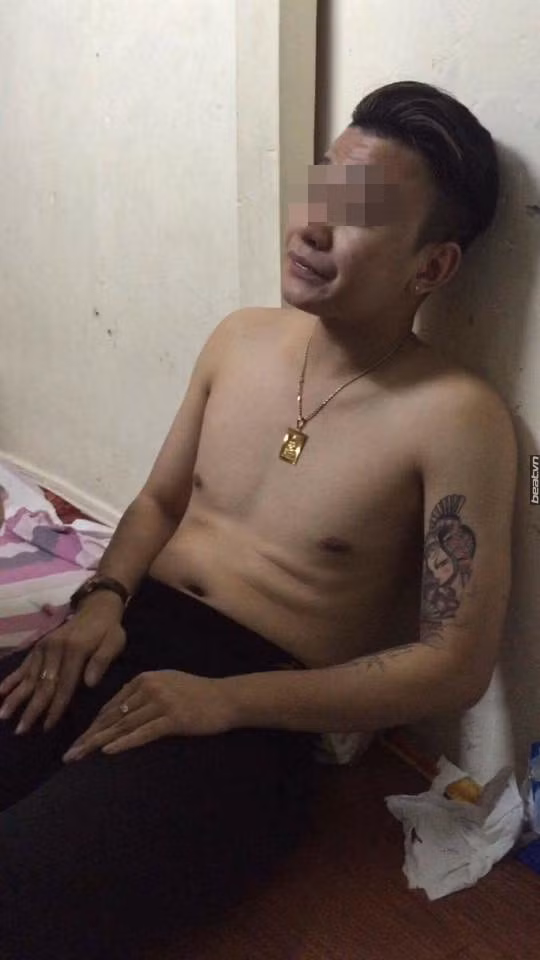 Kèm với loạt ảnh chụp tin nhắn, trong bài đăng của anh P. còn có một số bức ảnh khác chụp một thanh niên được cho là N.D.Kh. Tuy nhiên nam thanh niên này có vẻ ngoài khác xa với những tấm hình mà Kh đăng trên trang cá nhân của mình. Đem những bằng chứng tố thanh niên xấu trai giả làm công tử lên mạng, anh P chia sẻ: “Tôi rảnh nên viết vài dòng để cảnh báo mấy em gái đừng có mù quáng nhìn vào mấy cái ảnh trên Facebook, toàn sống ảo, lừa đảo thôi".