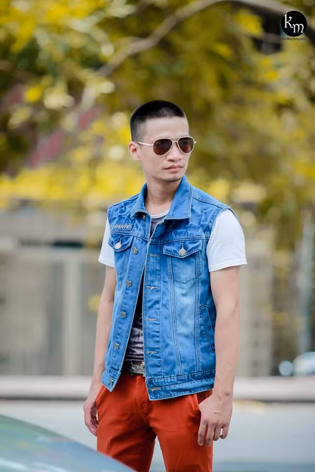 Kun Mon chia sẻ: "Tiếp xúc với anh ấy mình nhận ra một điều. Lệ Rơi giờ đã khác. Không còn là Lệ Rơi tưng bừng, hay cười phớ lớ, hay hát như chưa bao giờ được hay, hay gào như chưa bao giờ được thét nữa. Mà giờ đây, Lệ Rơi mà mình thấy... trầm hơn, buồn hơn. Ánh mắt anh suy tư, đăm chiêu nhiều hơn". Những sự thay đổi này của Lệ Rơi đã được Kun Mon thể hiện lại phần nào trong những bức ảnh của mình. Ảnh: Kun Mon.