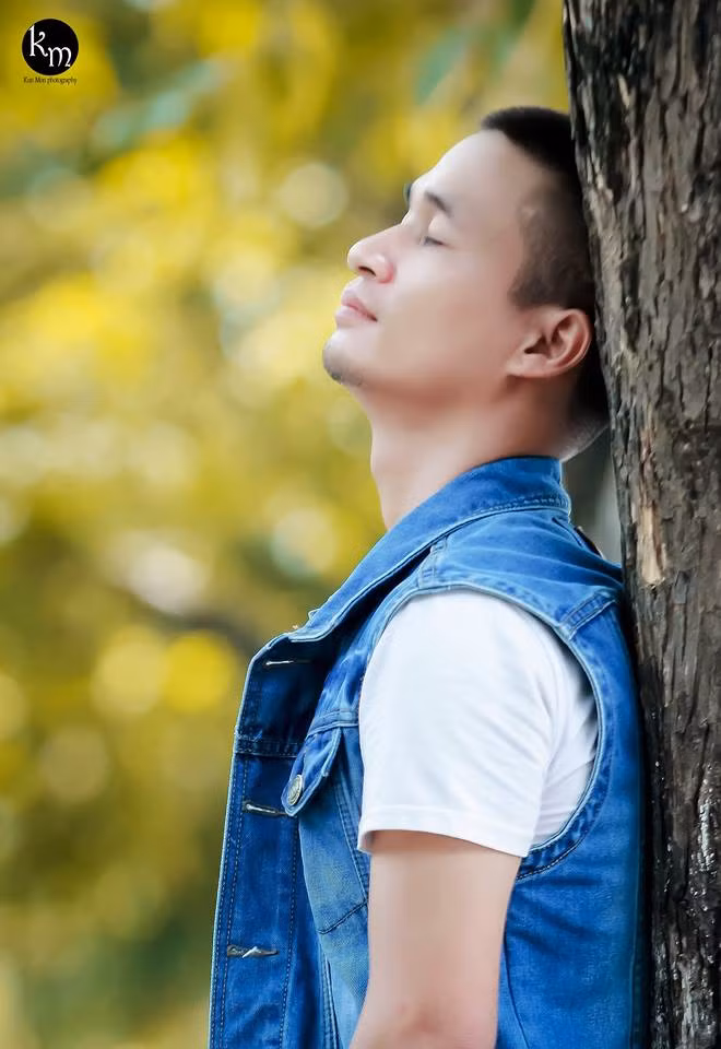 Làm ăn thua lỗ, Lệ Rơi đành trở về quê Hải Dương tiếp tục làm nghề trồng và bán ổi. Tuy nhiên cũng chỉ được một thời gian, công việc nhà nông không đem lại được thu nhập tốt lại thúc giục chàng trai sinh năm 1987 lặn lội tìm hướng phát triển bản thân, thay đổi cuộc sống. Đến nay, dù rất cố gắng nhưng có vẻ như Lệ Rơi vẫn đang loay hoay tìm lối đi cho mình, mọi thứ với anh dường như luôn rất mơ hồ. Hiện tại Lệ Rơi đã chuyển sang dùng tài khoản Facebook mới với tên Đức Hậu và chỉ có 194 người theo dõi. Ảnh: Kun Mon.