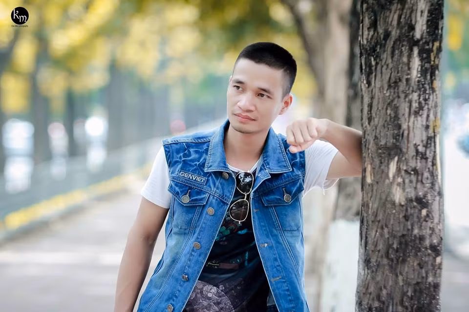 Nổi lên từ hơn 2 năm trước với loạt clip khoe giọng ca thảm họa nhưng vẫn ẩn chứa nét gần gũi, tự nhiên... "ca sĩ Lệ Rơi" thời đó được lọt vào top những nhân vật nổi tiếng nhất trên mạng xã hội Việt. Tên tuổi anh chàng nổi tiếng đến mức, không chỉ ở trong nước mà mạng Thái Lan, Trung Quốc cũng thường xuyên nhắc đến Lệ Rơi. Sẵn sự quan tâm của mọi người, Lệ Rơi liều lĩnh phát triển sự nghiệp bản thân theo hướng nghệ thuật. Ảnh: Kun Mon.