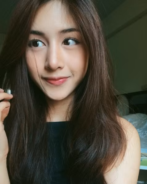 Lật tìm lại những bức ảnh cũ mà Tanyasi Churasri đăng tải trong 1-2 năm về trước, dân mạng Việt còn phát hiện trước đây cô nàng không xinh đẹp hoàn hảo như hiện tại. Từ đó, những nghi vấn về chuyện làm phẫu thuật thẩm mỹ nảy sinh, tuy nhiên Tanyasi Churasri sau đó cũng sớm tiết lộ sự thật về sự thay đổi ngoại hình của mình.