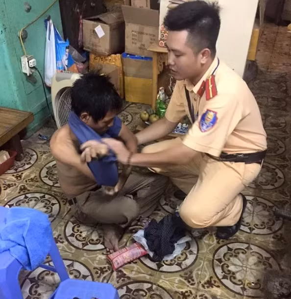 Anh Long đã cùng với các chiến sĩ CSGT khiêng người bị nạn vào tạm trong một nhà dân để tránh mưa. Ban đầu ai cũng tưởng người đàn ông này đã chết nên rất sợ hãi. Các CSGT lập tức gọi cấp cứu nhưng rất may mắn, vài phút sau đó, người bị nạn này đã tỉnh lại. Sau đó anh ta được các chiến sĩ cảnh sát hỏi thăm tận tình, bôi dầu gió, mua bánh ngọt ăn để chống đói, chống rét. Theo lời kể của anh Long, người đàn ông gặp nạn trên phố đêm mưa bão tên thật Tốn, sinh năm 1987, nhà ở Thạch Thất, Hà Nội. Biết trời mưa bão nhưng do nhà nghèo, anh Tốn vẫn cố gắng đạp xe đi làm để kiếm tiền mang về nhà giúp đỡ bố mẹ. Do mệt, đói, mưa gió bão lại to nên anh Tốn đi đường bị quật ngã và ngất xỉu lúc nào không hay. Ảnh: Nguyễn Văn Long.