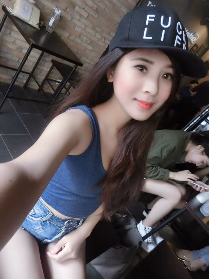 Trang cá nhân của cô giáo 9X, Hân Navy hiện nay có khoảng gần 12 nghìn người theo dõi. Mỗi bức ảnh mà cô đăng tải đều nhận được lượng like khổng lồ của người hâm mộ.