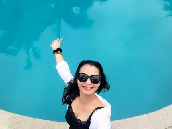 Khi được hỏi về bí quyết giữ gìn nhan sắc, nàng dâu cho hay, mẹ chồng mình hoàn toàn không hề đi spa hay thẩm mỹ viện để dưỡng da, vẻ đẹp của bà hoàn toàn tự nhiên như vốn có.