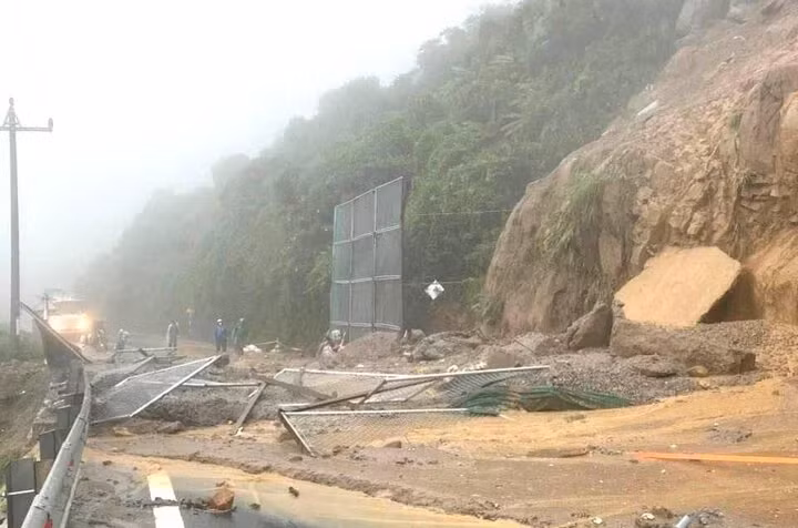 Ngày 13/10, mưa lớn kéo dài cũng khiến đèo Hải Vân bị sạt lở nghiêm trọng. CSGT tỉnh Thừa Thiên Huế và TP. Đà Nẵng đã lập chốt không cho phương tiện lên đèo.