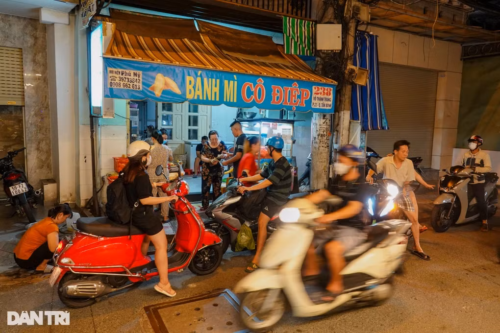Bí quyết bán 2.000 ổ/ngày của bà chủ quán bánh mì ở TP HCM Bi quyet ban 2.000 o/ngay cua ba chu quan banh mi o TP HCM