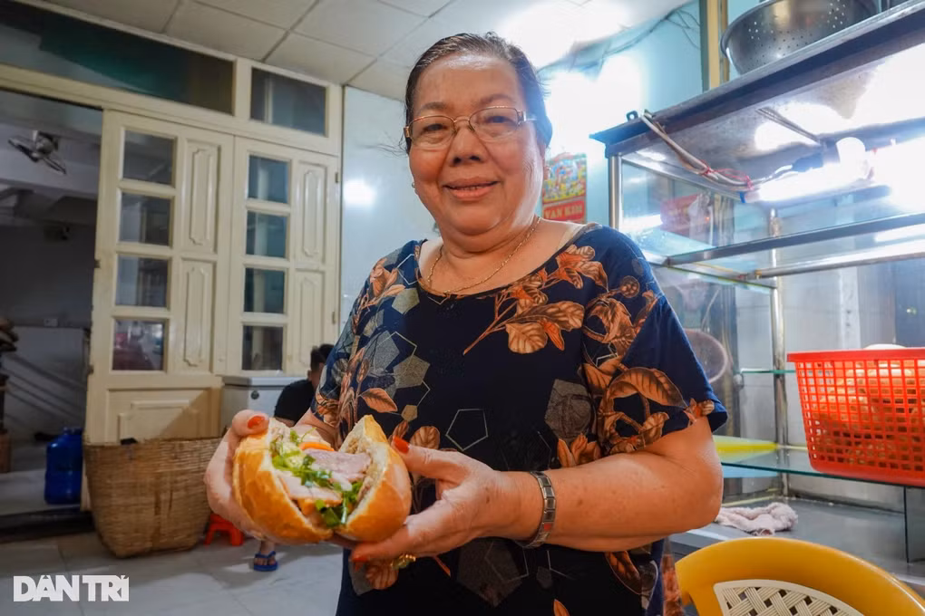 Bí quyết bán 2.000 ổ/ngày của bà chủ quán bánh mì ở TP HCM - Hình 5 Bi quyet ban 2.000 o/ngay cua ba chu quan banh mi o TP HCM-Hinh-5