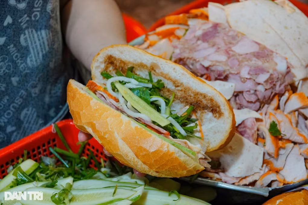 Bí quyết bán 2.000 ổ/ngày của bà chủ quán bánh mì ở TP HCM - Hình 2 Bi quyet ban 2.000 o/ngay cua ba chu quan banh mi o TP HCM-Hinh-2