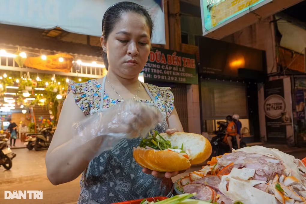 Bí quyết bán 2.000 ổ/ngày của bà chủ quán bánh mì ở TP HCM - Hình 4 Bi quyet ban 2.000 o/ngay cua ba chu quan banh mi o TP HCM-Hinh-4