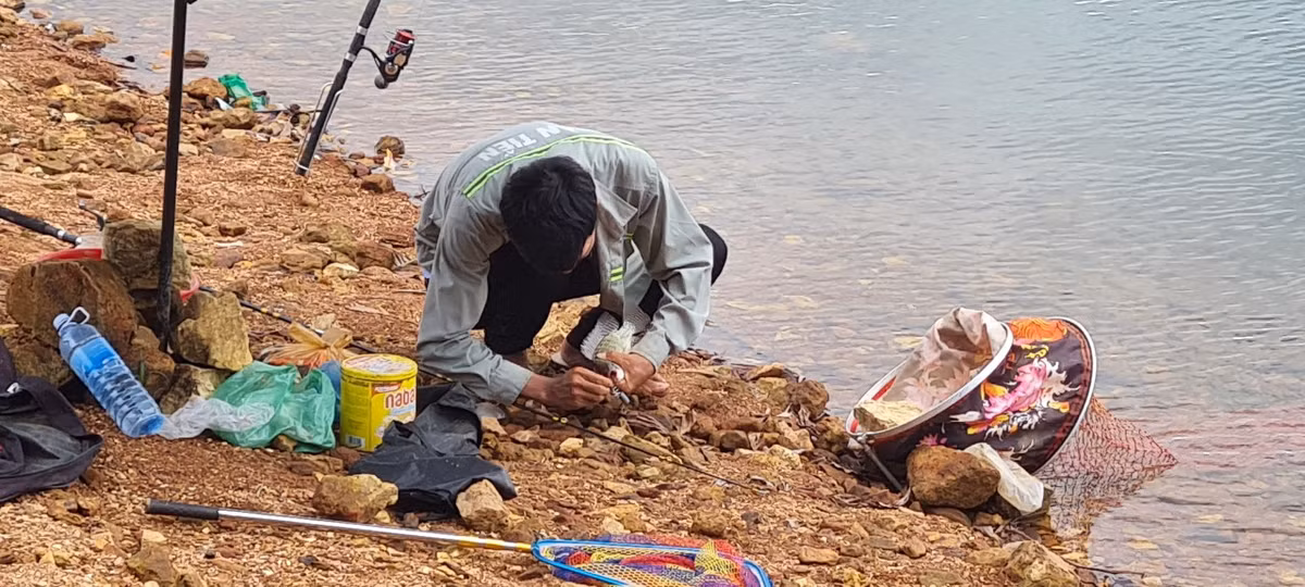 "Đồ nghề" của những người đi câu không chỉ đơn giản là chiếc cần trúc, sợi cước mỏng, cái phao lông gà và lưỡi sắt như xưa mà giờ cũng lắm công phu, với đủ các loại dụng cụ, phụ kiện đi kèm.