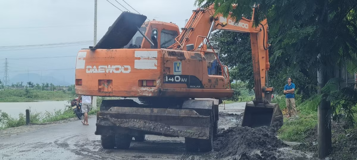 Cứ mỗi lần mưa lớn là các lực lượng chức năng lại điều xe múc ra dọn đường.