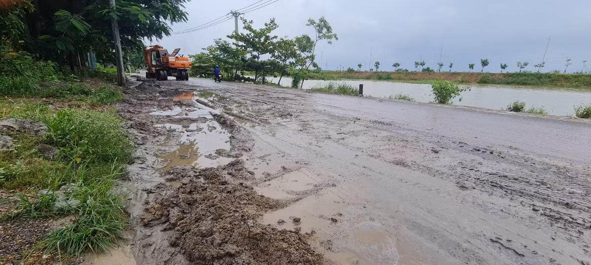 Được biết, đây không phải là lần đầu, cứ mưa là bùn non từ Cụm công nghiệp Cẩm Lệ chảy vào nhà dân và tràn ra đường, nguy cơ gây tai nạn giao thông.