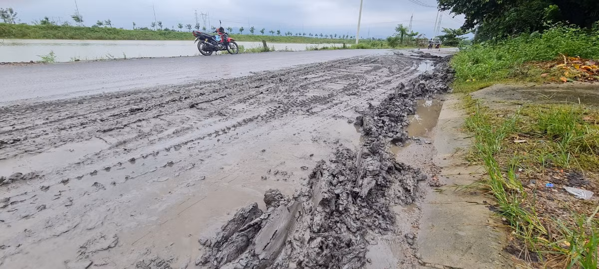 Đường đầy bùn đất như thế này nguy cơ gây tai nạn giao thông là điều không thể tránh khỏi.
