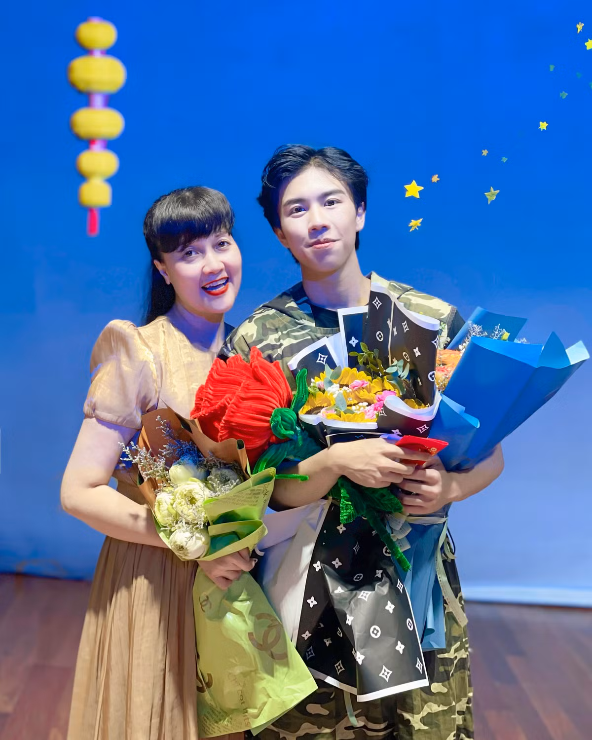 Con trai nghệ sĩ Vân Dung bật mí: “Ở nhà mẹ tôi không hài hước“ Con trai nghe si Van Dung bat mi: “O nha me toi khong hai huoc“