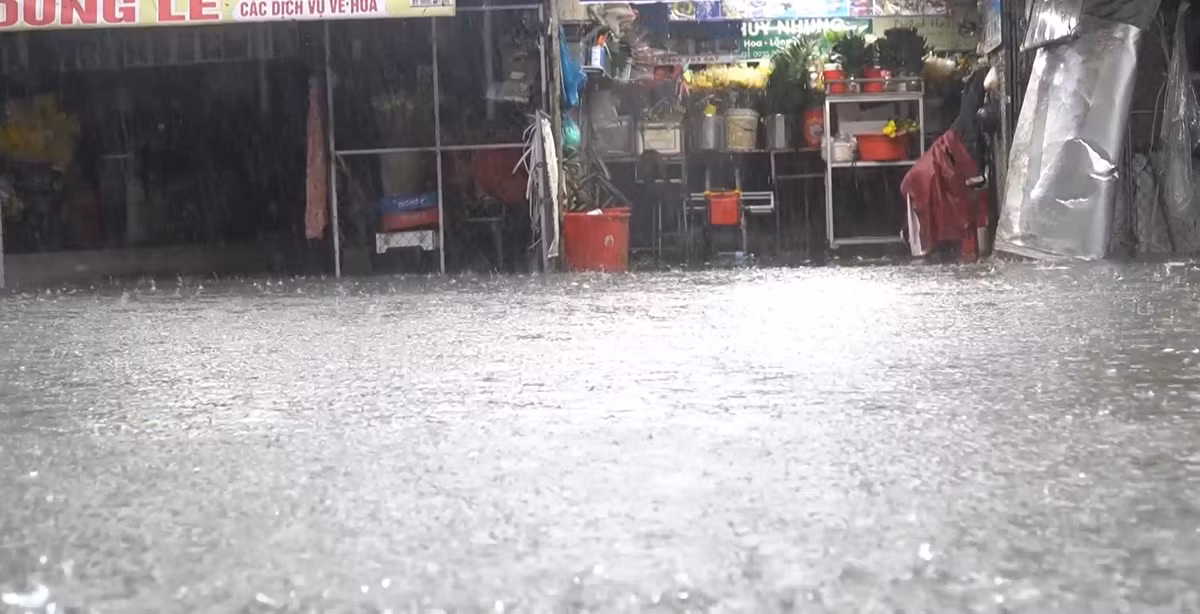 Mua lon o mien Trung: Noi cap tap don bun, noi dong cua chay lut-Hinh-12