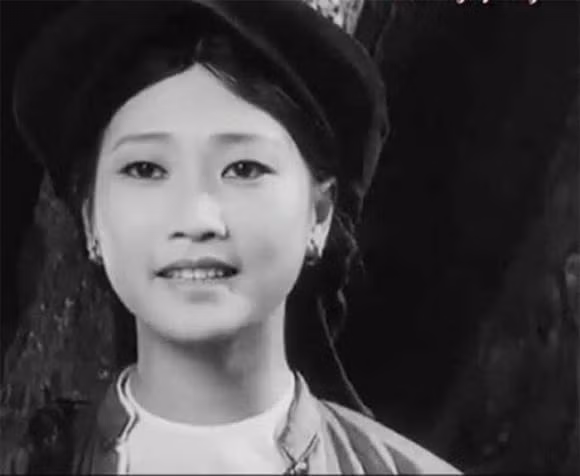 Cha mẹ bà là cặp nghệ sĩ cải lương nổi tiếng Tiêu Lang và Kim Xuân. Ông ngoại và cụ của bà cũng hoạt động trong lĩnh vực này. Là gái phố cổ, ngoài nhan sắc xinh đẹp, Như Quỳnh còn mang cốt cách thanh lịch nền nã của đất Tràng An. 