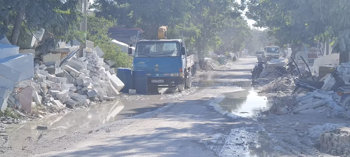 Nước thải từ các xưởng sản xuất chảy tràn xuống đường kèm theo bột đá và hóa chất khiến nhiều tuyến đường trong làng nghề đá mỹ nghệ Non Nước bị ô nhiễm nghiêm trọng.