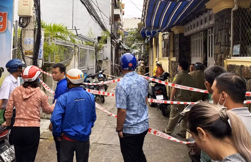 Nhiều người dân trong khu vực vẫn chưa hết bàng hoàng trước vụ việc đau lòng, khi nhà hàng xóm bị thiêu rụi khiến 2 trẻ em bị mắc kẹt trên tầng 3 và bị ngạt khói tử vong.