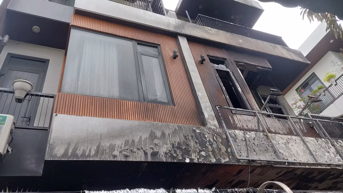 Gần đây, Đà Nẵng liên tiếp xảy ra các vụ cháy nhà trong hẻm nhỏ. Ngôi nhà bị cháy sáng 11/10 nằm trong ngõ (hẻm) 236 đường Trần Cao Vân (sâu khoảng 160m) là nhà 3 tầng, có 1 cầu thang thông từ tầng 1 đến tầng 3, góc 2 mặt ngõ. Nguyên nhân vụ cháy đang được điều tra, làm rõ.