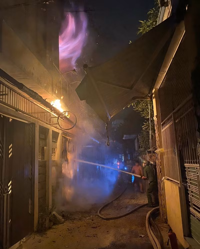 Phá được cửa, lực lượng chức năng đưa được 3 người thoát ra từ tầng 1 ngôi nhà.