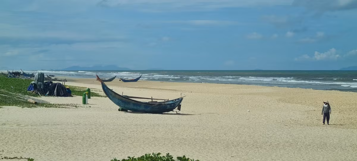 Những chiếc thuyền nhỏ trên bãi cát phẳng phiu.