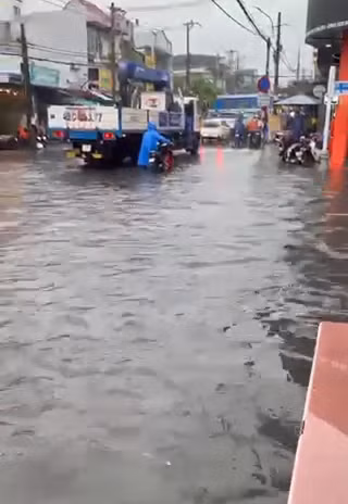 Trước tình hình này, ngày 13-10, Ban chỉ huy Phòng chống thiên tai, tìm kiếm cứu nạn và phòng thủ dân sự TP Đà Nẵng đã có công điện ứng phó với mưa lớn, ngập lụt, nguy cơ xảy ra lũ quét và sạt lở đất trên địa bàn thành phố.