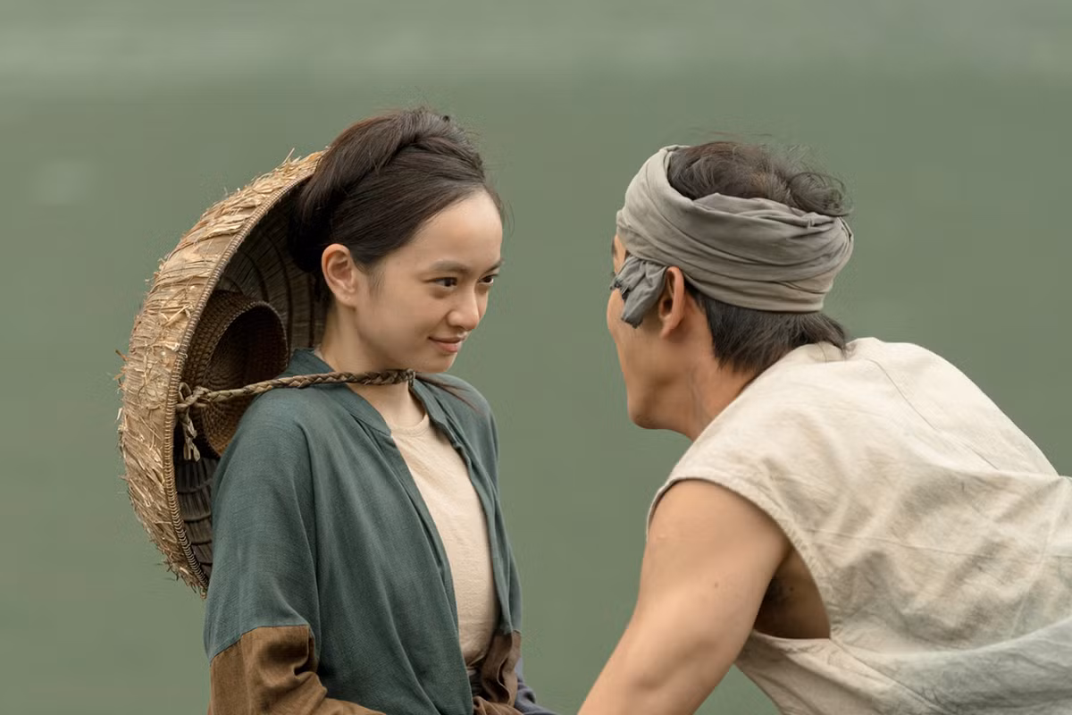 Kaity Nguyen chia se ve viec phai uong ruou khi dien 