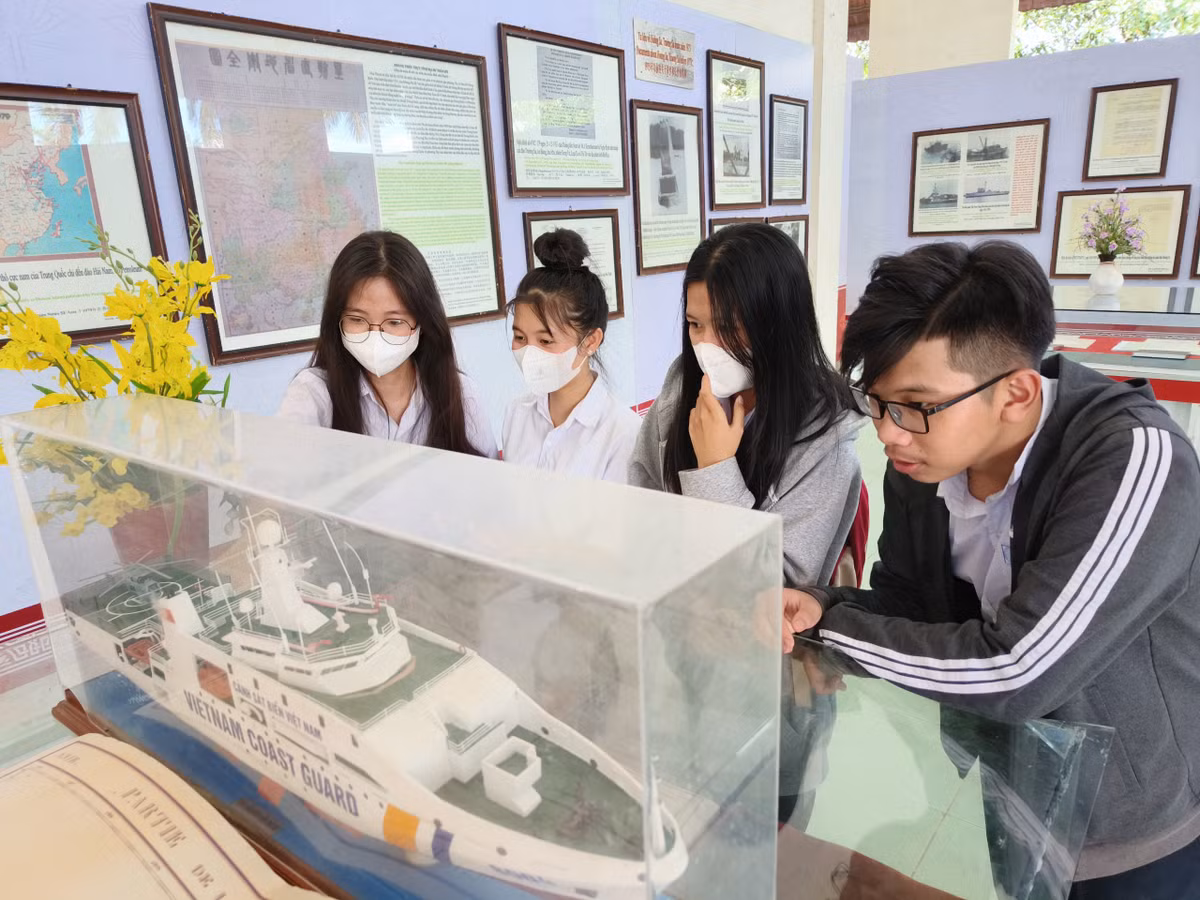 Tháng 8/2014, Bộ Thông tin và Truyền thông đã phối hợp với UBND tỉnh Quảng Nam tổ chức triển lãm bản đồ và trưng bày tư liệu với chủ đề “Hoàng Sa, Trường Sa của Việt Nam – Những bằng chứng lịch sử và pháp lý” tại Trung tâm văn hóa tỉnh, thu hút 253 đoàn với gần 8.000 khách tham quan, tìm hiểu.