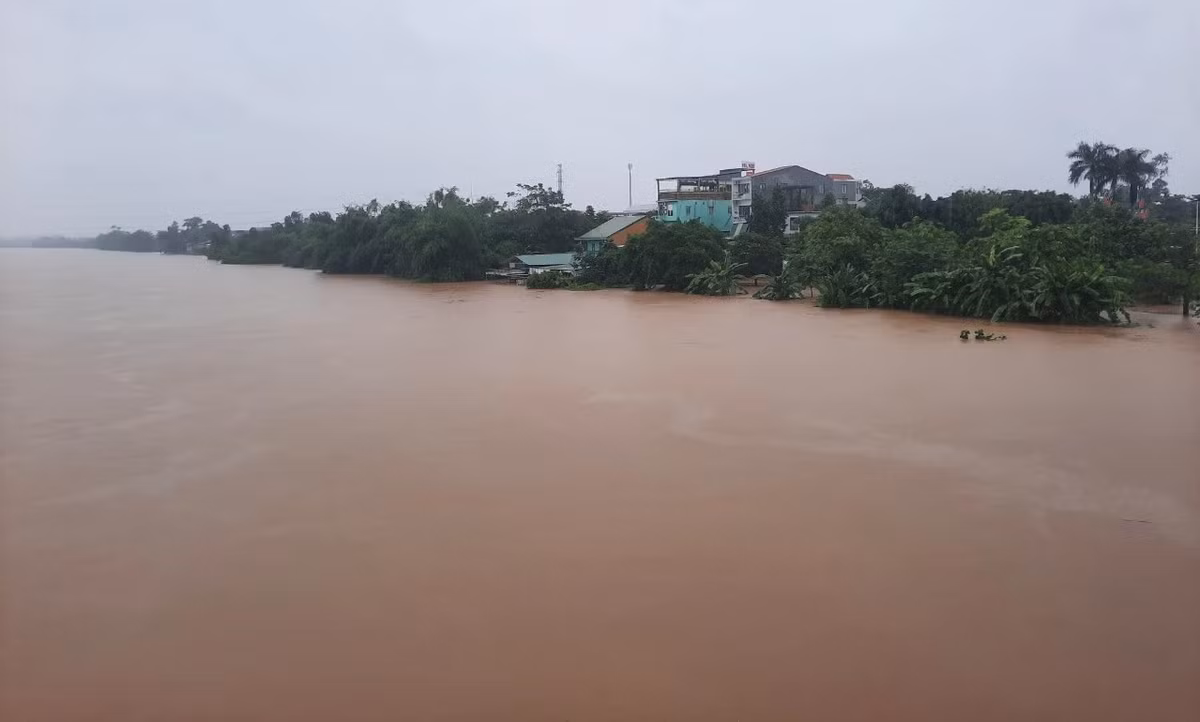Tại tỉnh Thừa Thiên Huế, nhiều tuyến đường, khu dân cư tại các khu vực trũng thấp cũng đang bị nước lũ "bủa vây". Nước dâng cao trên sông Bồ phía thượng lưu cầu An Lỗ trên QL1 qua tỉnh Thừa Thiên Huế trưa 18/10. Ảnh: Duy Lợi