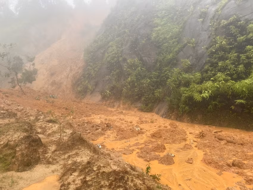 Do ảnh hưởng mưa lớn, sáng 18/10, tại Km 392 +100 trên tuyến đường Hồ Chí Minh đi qua huyện A Lưới (cách Đồn Biên phòng Hương Nguyên 700m về phía Quảng Nam) đã xảy ra sạt lở đất đá, hàng nghìn m3 đất đá tràn xuống mặt đường, gây ách tắc giao thông.
