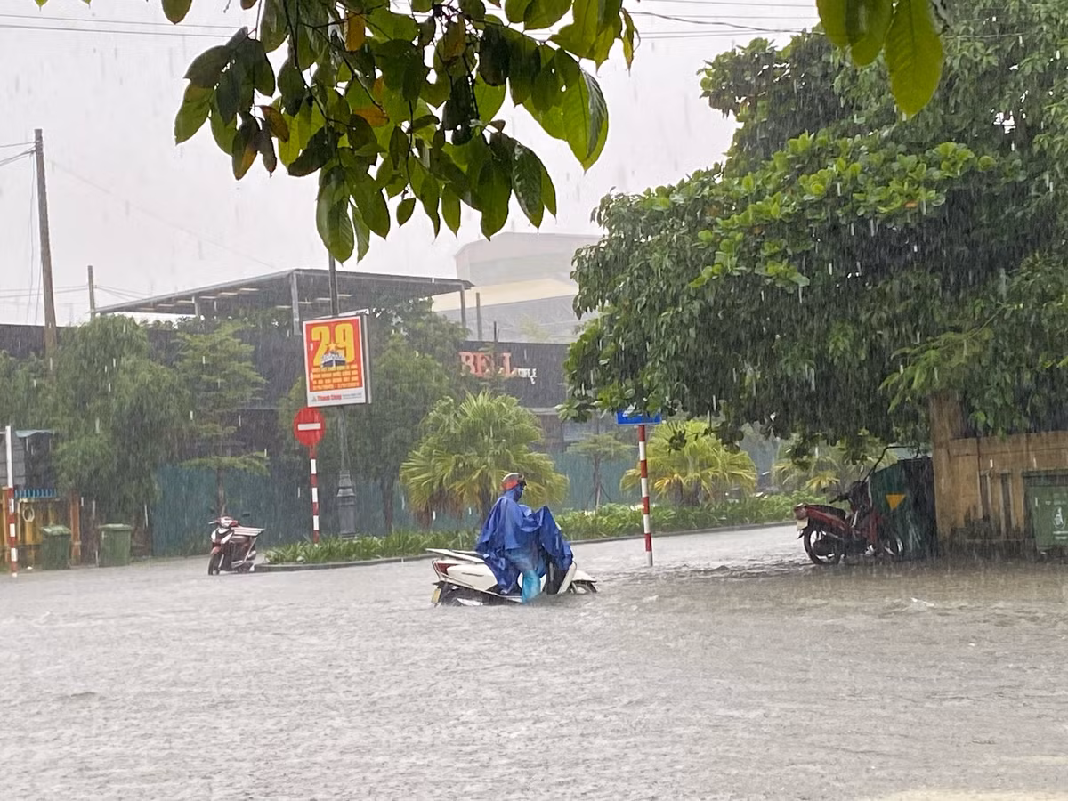  Mưa như trút nước khiến nhiều tuyến đường trên địa bàn TP Huế bị ngập sâu. Ảnh: Hoàng Hải