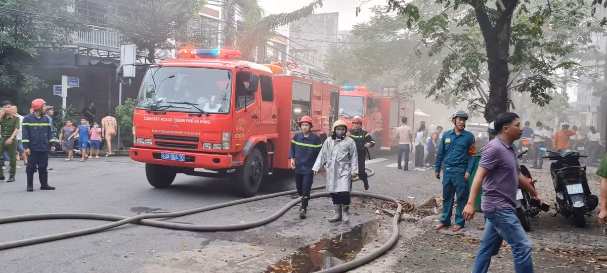 Khói bao trùm cả khu vực.