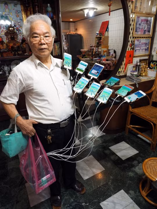 Cụ ông 70 tuổi dành hầu hết thời gian rảnh rỗi để bắt thú ảo trong trò chơi Pokemon Go trên đường phố hoặc trong công viên. Nhiều khi quá say sưa với trò chơi, ông Chen thậm chí không về nhà cho đến 4 giờ sáng hôm sau.