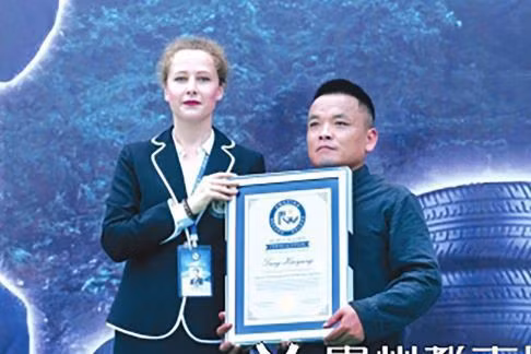 Chuyện lạ hôm nay: Dị nhân dùng mũi thổi căng thứ khó tin - Hình 2 Chuyen la hom nay: Di nhan dung mui thoi cang thu kho tin-Hinh-2