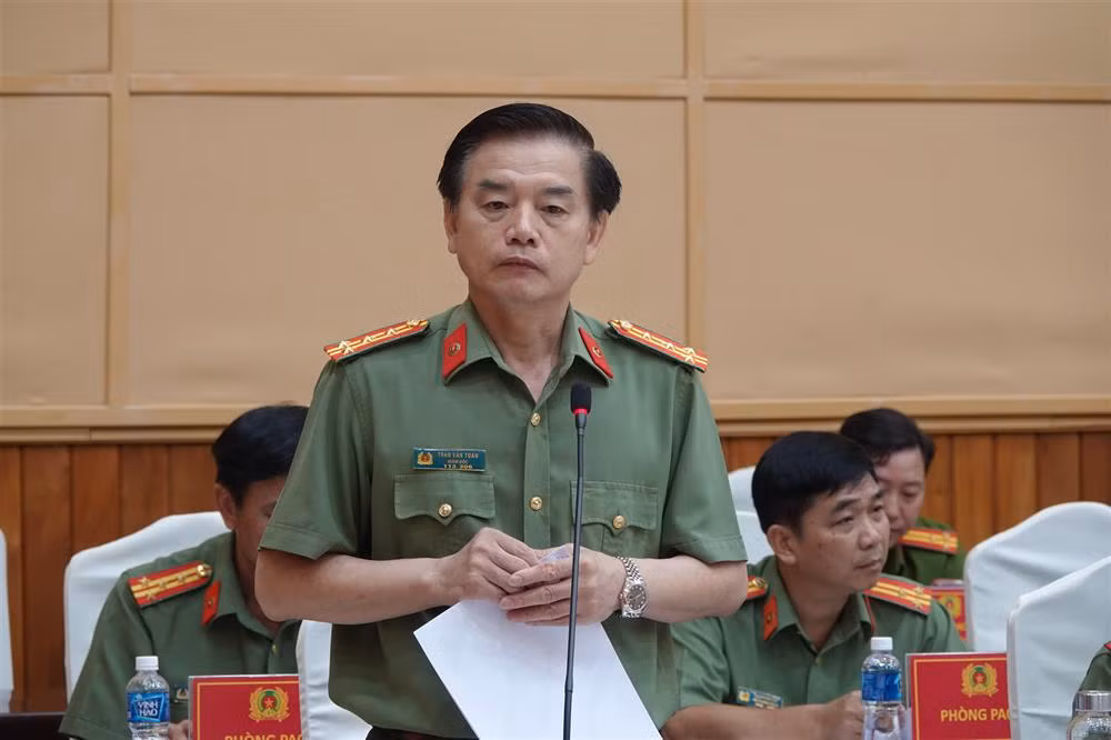 Ngày 17/3, tại tỉnh Bình Thuận, Bộ Công an công bố quyết định của Bộ trưởng Bộ Công an, điều động Đại tá Lê Quang Nhân, Phó Giám đốc Công an tỉnh Đồng Nai, đến giữ chức giám đốc Công an tỉnh Bình Thuận, thay Đại tá Trần Văn Toản.