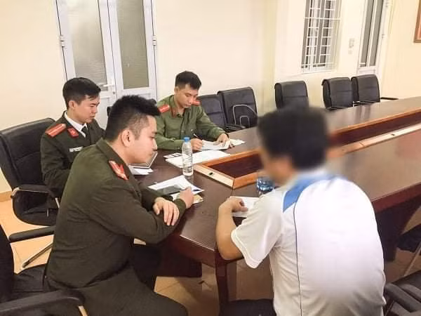  Lập nhóm trên Zalo bày cách "né" chốt CSGT bị phạt 5 triệu đồng: Ngày 5/3/2020, Công an TP Hà Tĩnh đã ra quyết định xử phạt vi phạm hành chính 5 triệu đồng đối với Phan Văn T. (44 tuổi, trú tại TP Hà Tĩnh) vì lập nhóm Zalo vẽ đường cho người dân ‘né’ chốt Cảnh sát giao thông kiểm tra nồng độ cồn. Hành vi của anh T. được xác định vi phạm về việc thu thập, xử lý và sử dụng thông tin của tổ chức, cá nhân khác mà không được sự đồng ý hoặc sai mục đích theo quy định của pháp luật.